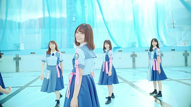 日向坂46「日向坂46、夏っぽさ満載の新曲「ドレミソラシド」MV公開」1枚目/10