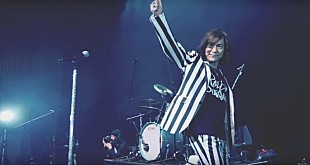 「織田哲郎/ダイアモンド☆ユカイら率いるROLL-B DINOSAUR、貴重映像を盛り込んだ「おかしいだろ？」MV公開」