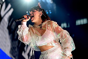 「チャーリーXCX、待望のニューAL『Charli』のリリース発表　リゾ/ハイム/T・シヴァン/クライロら参加」