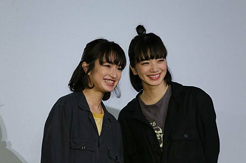 小松菜奈、門脇麦と「姉妹役で再共演したい」 『さよならくちびる』舞台あいさつに劇中衣装で登場