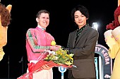 「中村倫也、東京シティ競馬に初登場！　「空が降ってくるような感覚にドキドキ」」1枚目/1