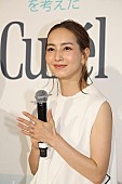 「“ママモデル”辻元舞、夜の美容法を紹介　「ストレッチボ－ルで胸を開いてから寝る」」1枚目/1