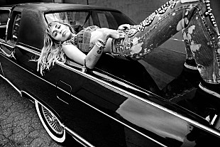 「マイリー・サイラス、最新MVで母親と共演」