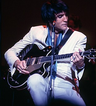 「エルヴィス･プレスリーの転換点、1969年の公演を収めた50周年記念ボックス・セット発売」