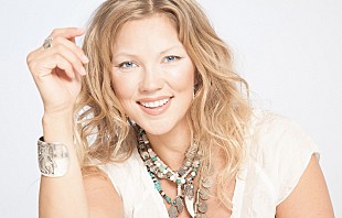 「＜コラム＞メイヤ来日記念　～「新作は、日本のファンへの特別な贈り物」メイヤが語る『コズミック・サーファー』」