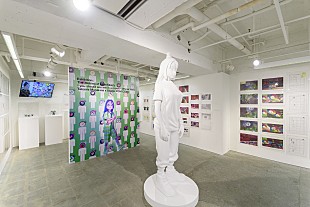 「ビリー・アイリッシュ×村上隆のコラボ・イベントが本日より一般公開、会場内の写真が到着」