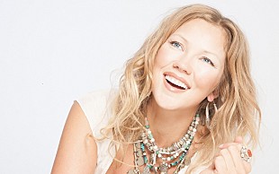 「メイヤ、9年振りの来日公演を前に＜HMV&amp;BOOKS SHIBUYA＞にて観覧フリーのアコースティック・ミニライブ＆サイン会を開催」