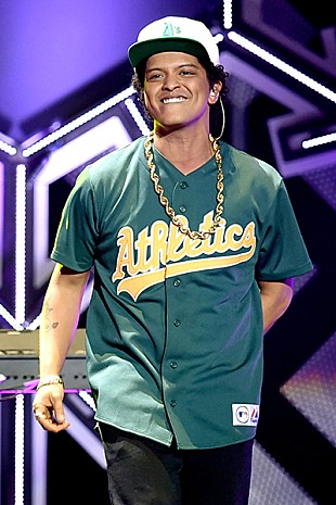 「ブルーノ・マーズ、「アップタウン・ファンク」越えを果たしたリル・ナズ・Xを祝福」