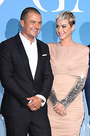 「オーランド・ブルーム、婚約者ケイティ・ペリーとテイラー・スウィフトとの仲直りを“全面的に支持する”とコメント」