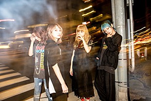 「SCANDAL、新曲「Fuzzy」MVで切ない恋物語＆力強い演奏シーンが絡み合う」