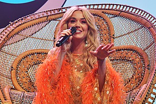 「ケイティ・ペリー、「ネヴァー・リアリー・オーヴァー」をライブで初披露＆リル・ナズ・Xと対面」