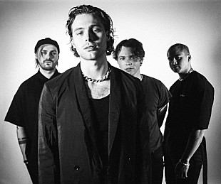 「5SOS、ロックな新曲「Teeth」をリリース」