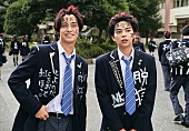 Sexy Zone「佐藤勝利（Sexy Zone）＆ 高橋海人（King &amp;amp; Prince）、ペイント制服と奇抜ヘアーのびっくりショット初解禁」1枚目/1