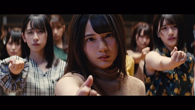 日向坂46「日向坂46が新曲「こんなに好きになっちゃっていいの？」MV公開、オーケストラ従えてパフォーマンス」1枚目/8