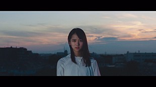 「日向坂46、上村ひなのソロ曲MVは自然体の姿を映し出した作品」