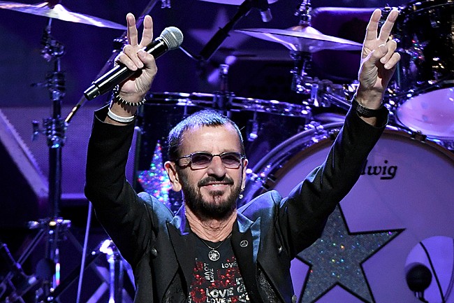 「リンゴ・スター、ザ・ルーツとともにおもちゃの楽器でビートルズの名曲を披露」1枚目/1