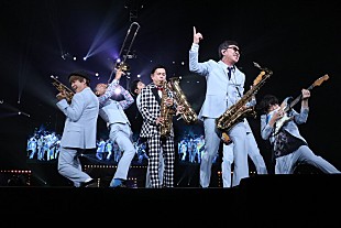 「岡村隆史×スカパラがコラボレーション、岡村のサックス上達に谷中「オレは感動している」」