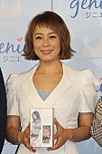 「佐藤仁美、結婚質問に笑顔で会釈　４０歳の抱負は「明るく楽しく健康に」」1枚目/1