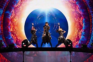 「BABYMETAL、アメリカ初のアリーナ公演で圧巻のショー見せつける」