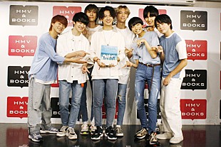 「SUPER★DRAGON、南国から帰ってきたばかりのような衣装でファン1,500人の前に登場」