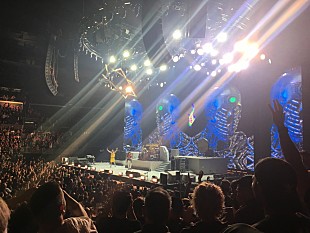 「＜ライブ・レポート＞トゥール、写真撮影＆録画禁止の最新LA公演で圧巻の全14曲パフォーマンス」