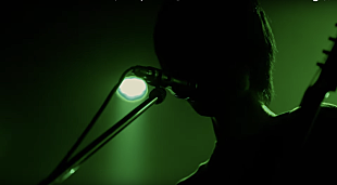 「OGRE YOU ASSHOLE、享楽的な人力グルーヴが発揮された「さわれないのに」ライブ映像」