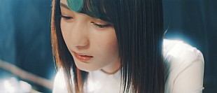 「Thinking Dogs、小坂菜緒（日向坂46）出演の新曲「SPIRAL」MV公開」