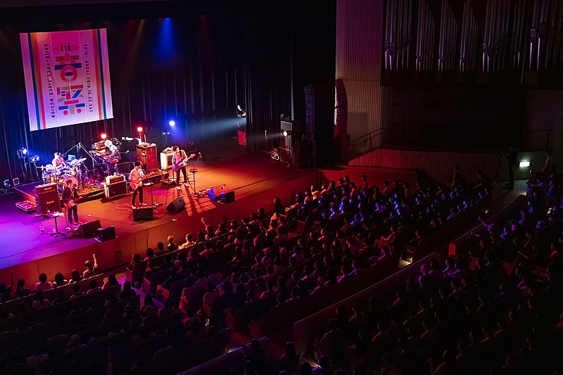 ＜ライブレポート＞MONO NO AWARE/あら恋/真心ブラザースら出演、音楽フェス【-shin-音祭】開催 