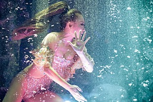 「倖田來未、花魁姿での練り歩き＆水中からの登場＆宙吊りアクロバットなどでファンの度肝抜く」