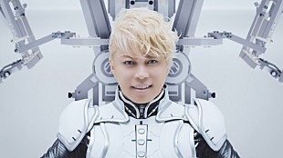「西川貴教×人体機能拡張ロボットが合体、美少女の濡れ髪をサラサラヘアーに」