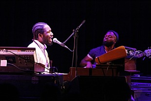 「＜ライブレポート＞コリー・ヘンリー、70年代ニューソウルを今に継承した至極のステージ」