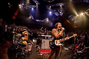 「THE BAWDIES、幸福なロックンロールショーを生んだ360°ライブ」