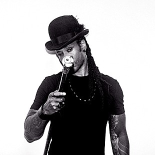 「ザ・プロディジーのマキシム、最新ソロ・アルバムからの先行SG「Feel Good」MV公開」