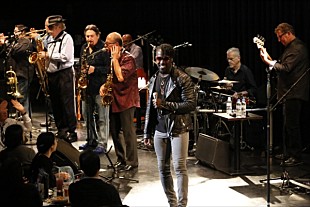 「タワー・オブ・パワー、昨年リリースのアルバムを携えたツアー初日の大阪公演をレポート」