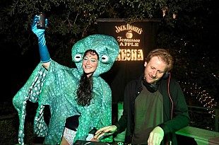 「ケシャ、新作『ハイ・ロード』を祝うLAイベント・レポートが到着」