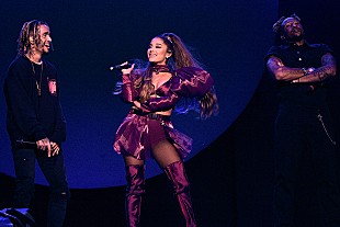 「アリアナ・グランデ、ライブ中の見事なリカバリーでファンを沸かす」