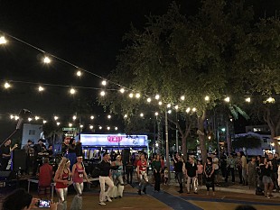 「地元で恒例となっているストリート・ライブ＜マイアミ・レポート＞」