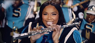 「リゾ、「グッド・アズ・ヘル」新MV公開　名物マーチング・バンド＆チアリーディング・チームと共演」