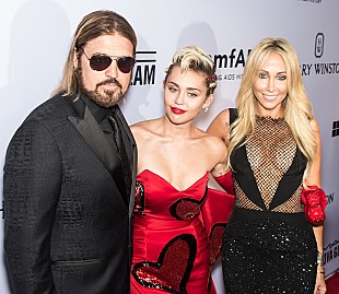 「マイリー・サイラス、父親や恋人とともに「オールド・タウン・ロード」を熱唱」