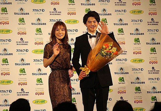 「松岡茉優、新人賞の鈴鹿央士を絶賛　「こちらのせりふが飛ぶぐらい純粋な目」」1枚目/1