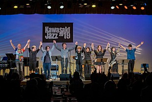 「【かわさきジャズ2019】女性ホーンズと吉田栄作の“グラマラス”な共演、世代もジャンルも超えた一夜」