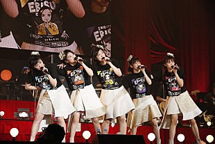 「エビ中、10年間の感謝を込めたフルバンドでの年末恒例ワンマン」