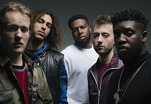 「＜コラム＞UKジャズシーンを席巻するエズラ・コレクティヴ、そのエネルギーを支える“カルチャー”（TEXT：柳樂光隆）」