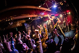 「爆風スランプ初の武道館から34年―――再現ライブで「大きな玉ねぎの下で」熱唱！ サンプラザ中野くん「来年還暦を迎えます！」」