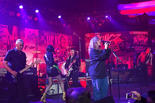 「ニルヴァーナ、チャリティー公演で元メンバーが再結成　ベック＆セイント・ヴィンセントも参加」1枚目/1