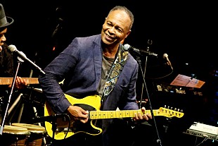 「絶好調のバンドを率いて再来日したレイ・パーカーJr.　イルミネイションの煌きとレイドバック感漂うメロウ・グルーヴに酔い痴れる真冬の夜」