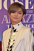 「薮宏太、一回り年下の後輩との共演にがく然　ウエディングドレス級の衣装に照れ笑い」1枚目/1