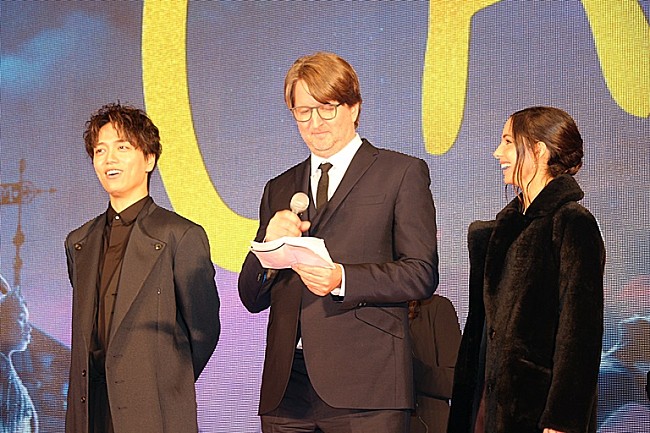 「山崎育三郎「どさくさに紛れて写真を撮った」　憧れのトム・フ－パ－監督と対面」1枚目/1