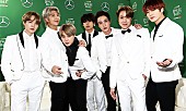 「BTS、米TV番組『レイト×2ショー』で「Black Swan」初披露　共演者とかくれんぼも」1枚目/1