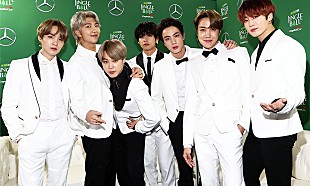 「BTS、米TV番組『レイト×2ショー』で「Black Swan」初披露　共演者とかくれんぼも」